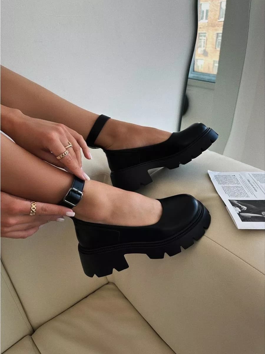 Лоферы с ремешком кожаные