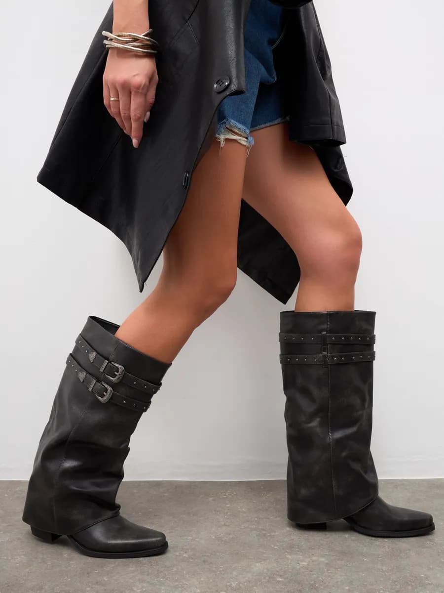 Демисезонные сапоги с ремешками трубы