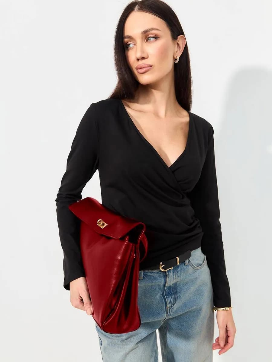 Лонгслив черный с драпировкой и вырезом трикотажный базовый