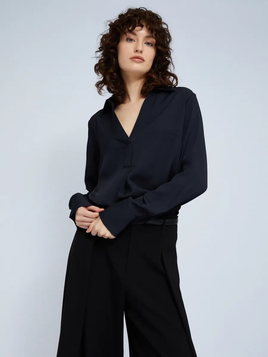 Женская блузка с V-образным вырезом