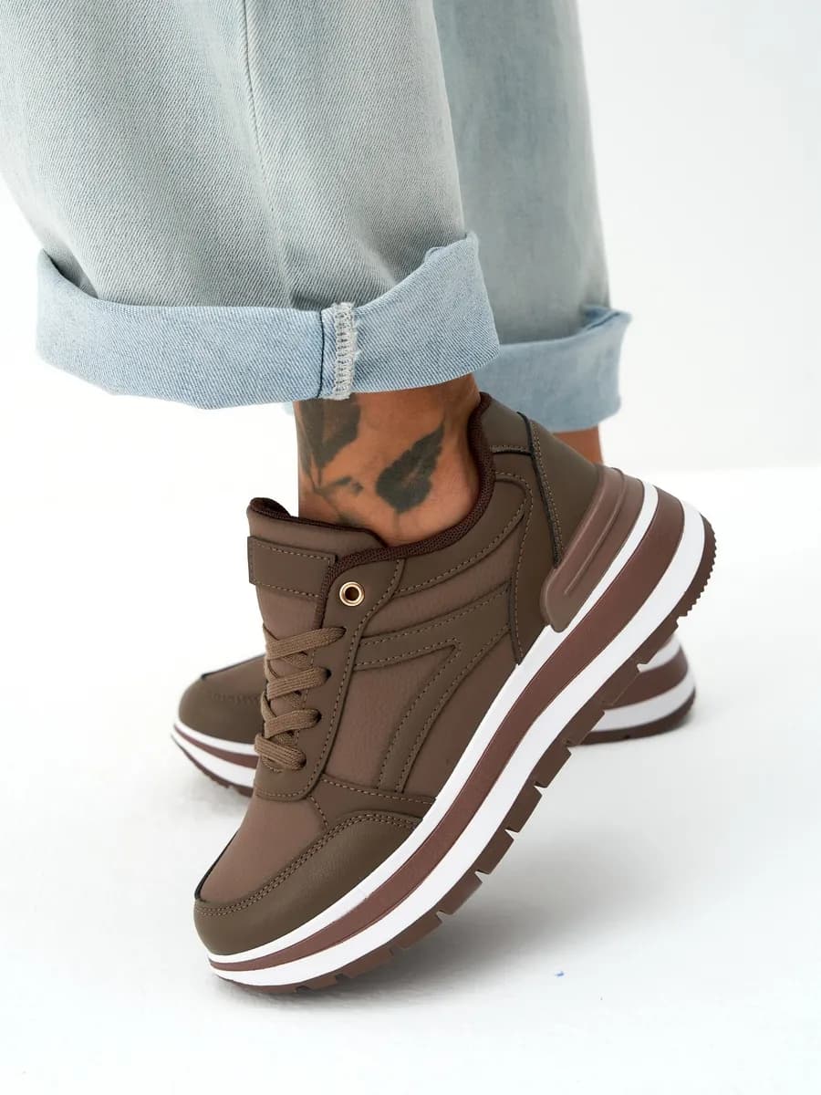 Кроссовки на высокой подошве