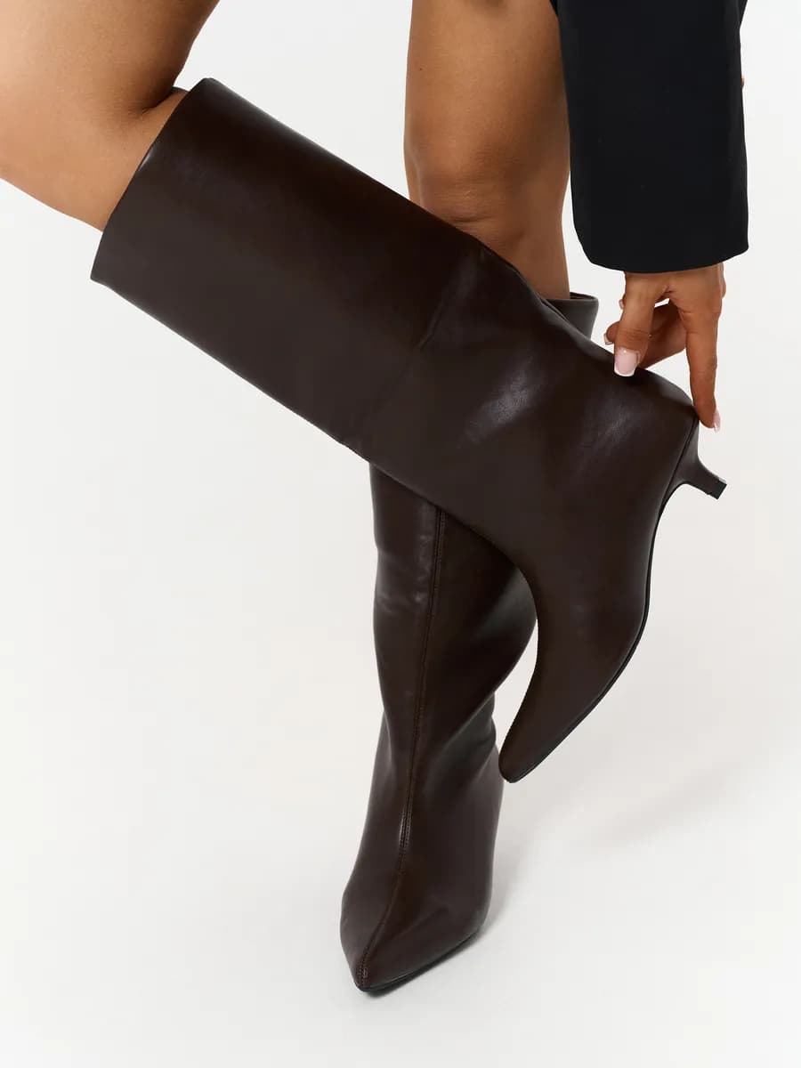 Сапоги трубы коричневые на низком каблуке