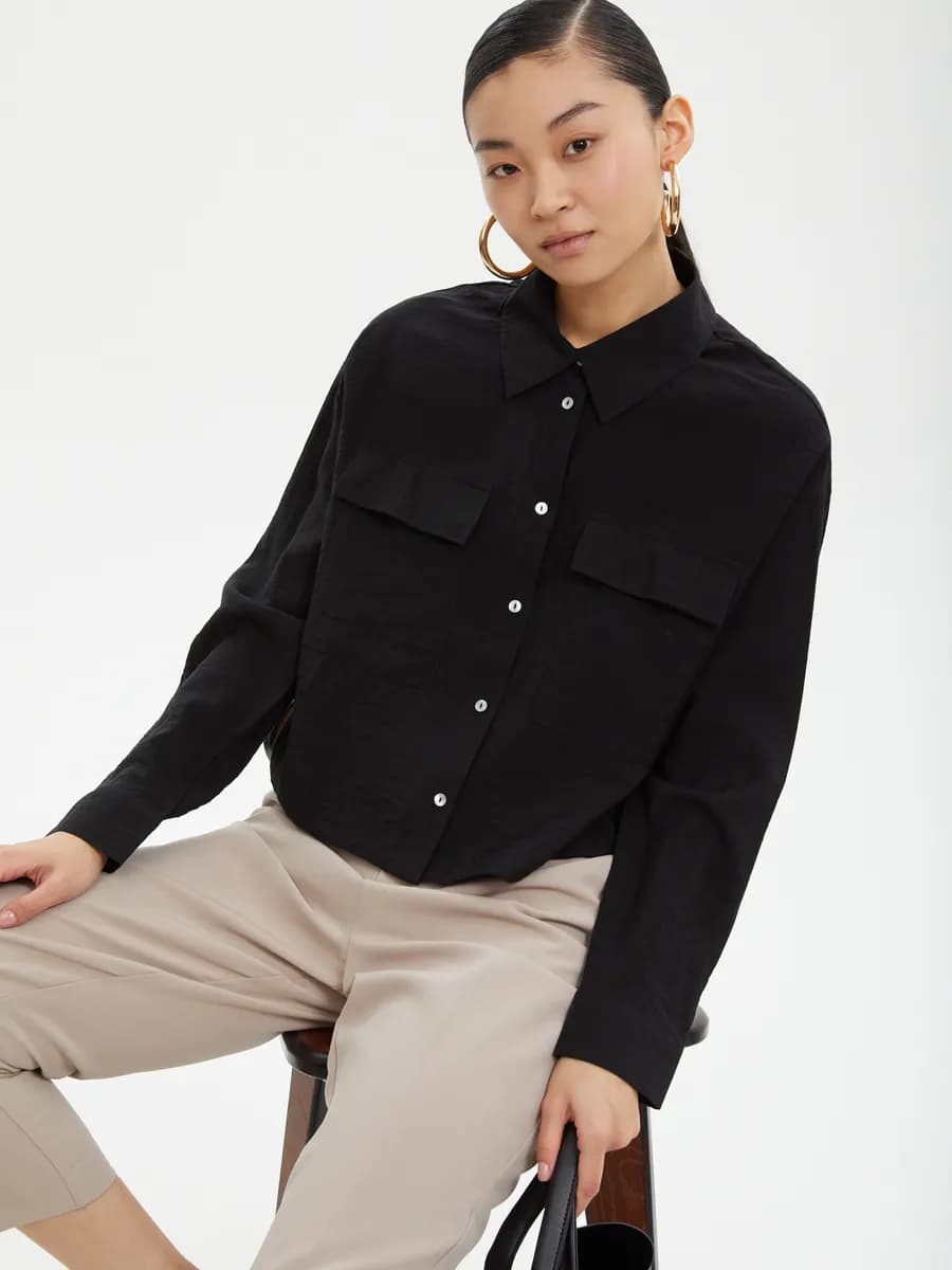 Короткая женская рубашка с карманами