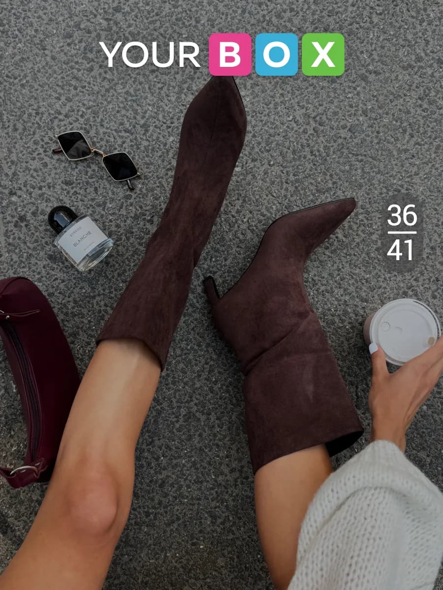 Демисезонные сапоги на низкой шпильке