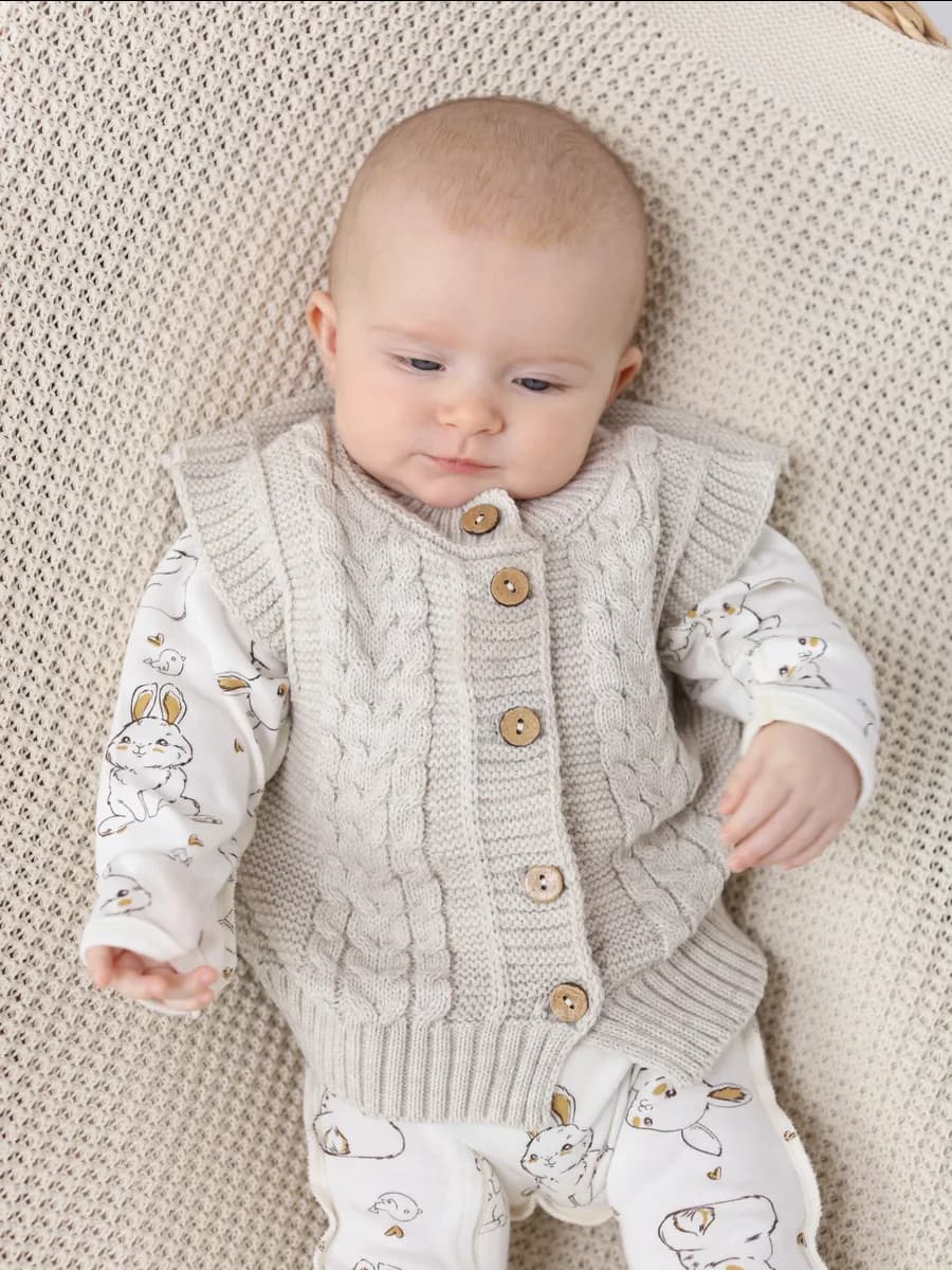 Вязаный детский жилет для малыша безрукавка