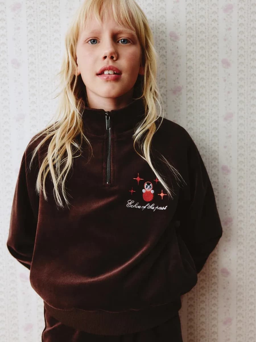 Свитшот из велюра с воротником и вышивкой