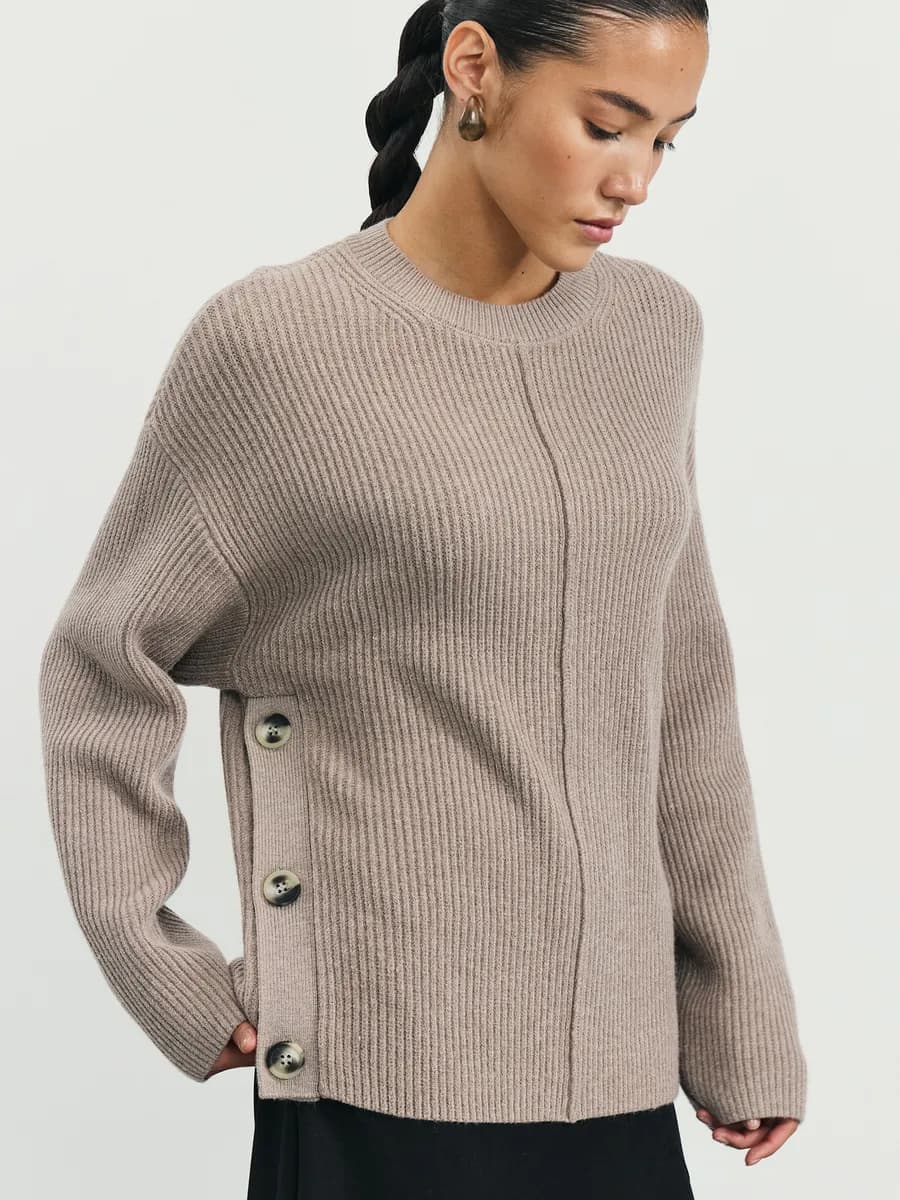 Джемпер вязаный удлиненный с разрезами на пуговицах