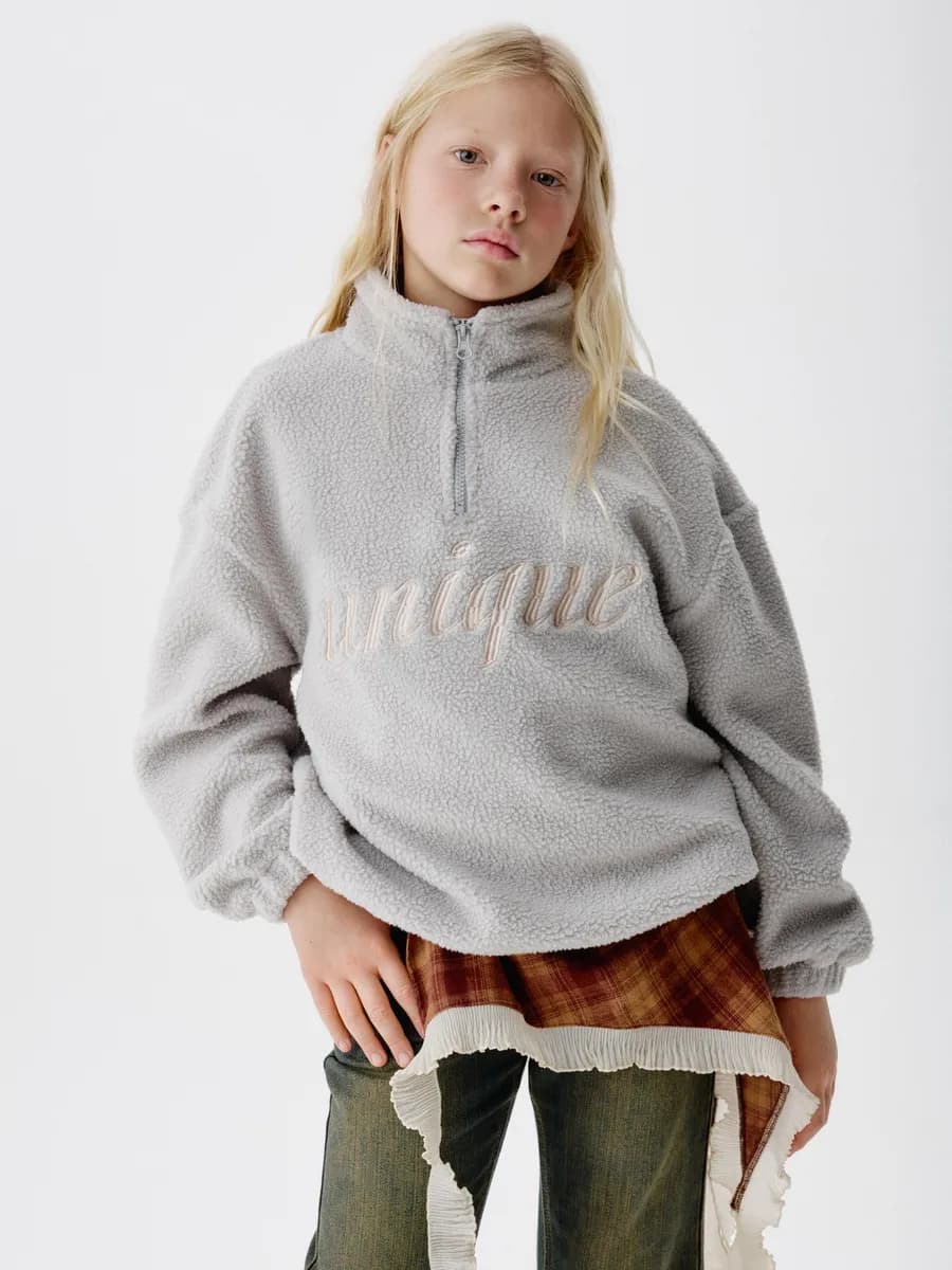 Толстовка оверсайз из искусственного меха с вышивкой