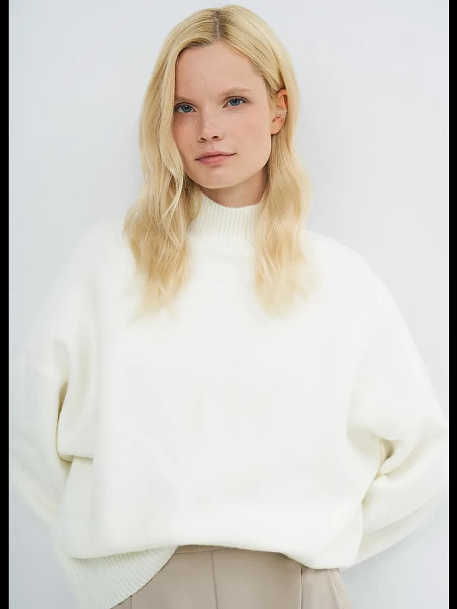 Свитер вязаный с горлом