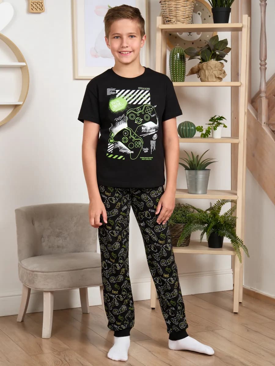 Пижама с брюками и футболкой