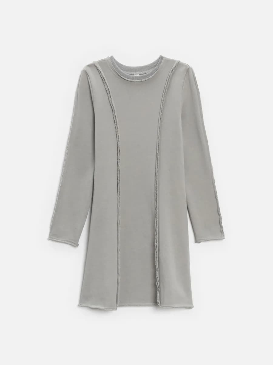 Стильное длинное платье с наружными швами