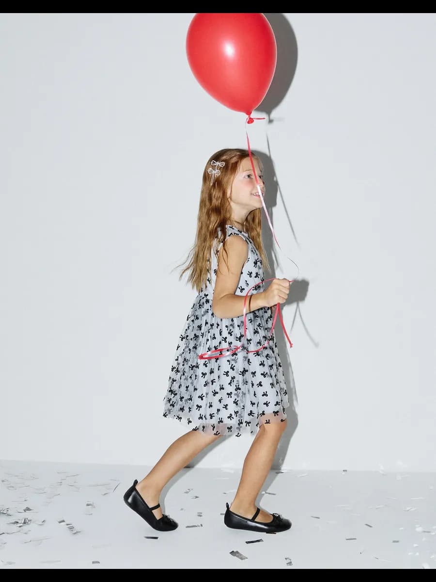 Светло-серое платье с бархатным принтом