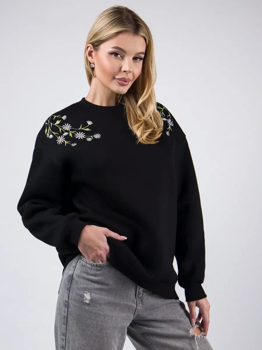 Свитшот черный женский теплый оверсайз с вышивкой на плечах