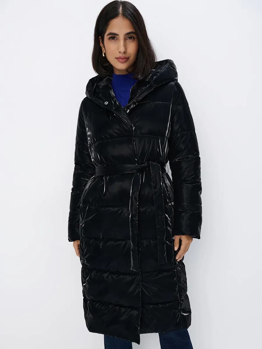 Длинный стеганый пуховик с поясом