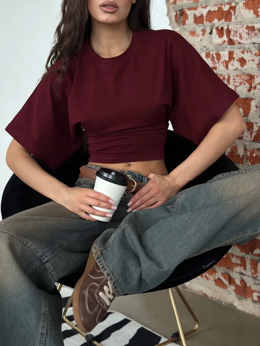 Приталенная футболка с широкими рукавами летучая мышь