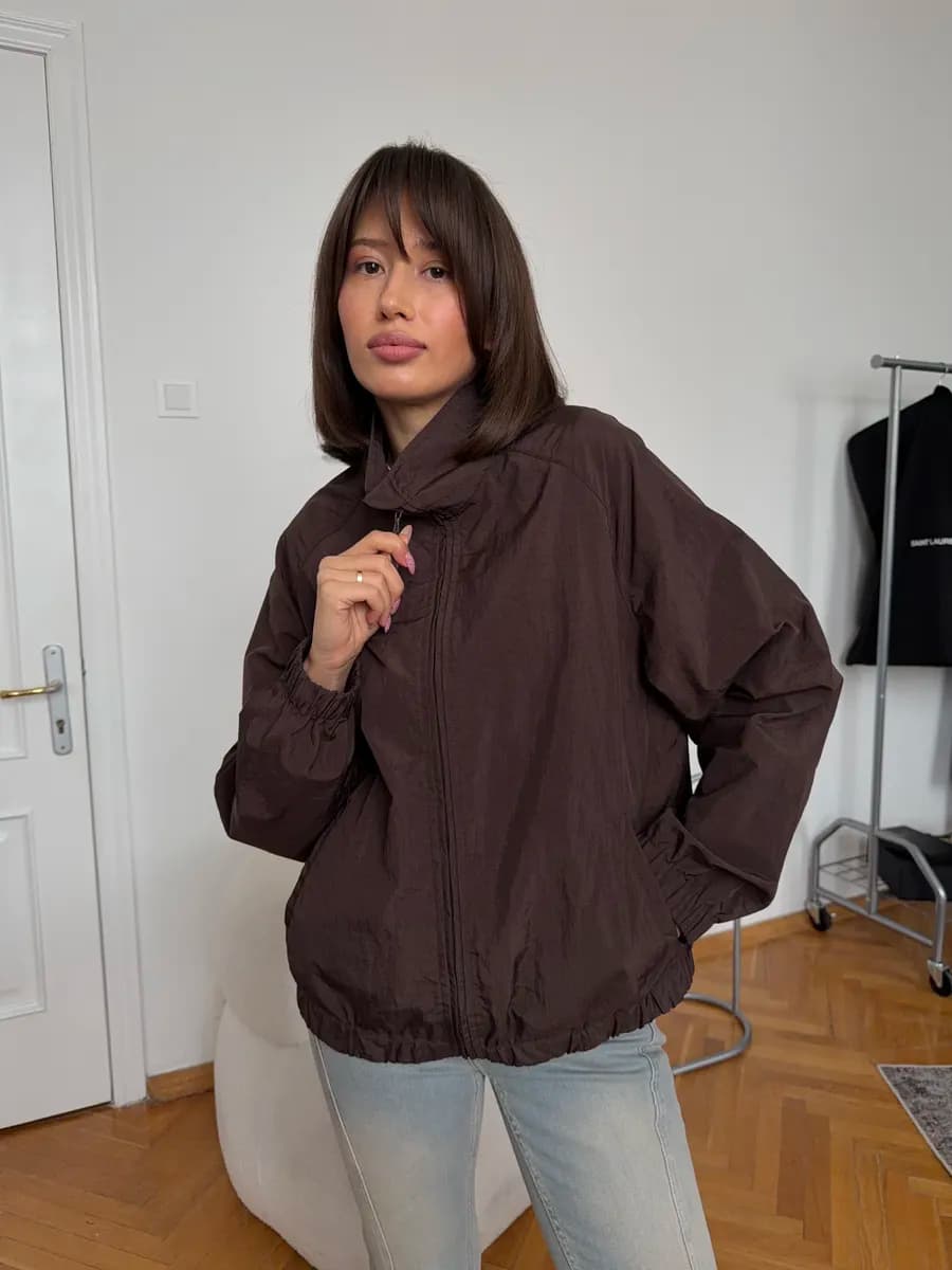 Ветровка с высоким горлом