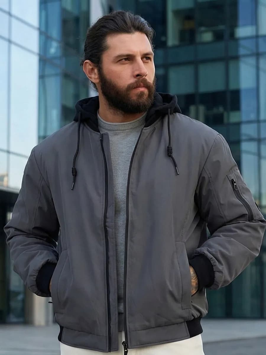 Демисезонный бомбер со съёмным трикотажным капюшоном